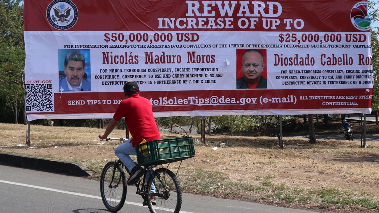 Aparece valla con recompensa por Maduro y Cabello en frontera