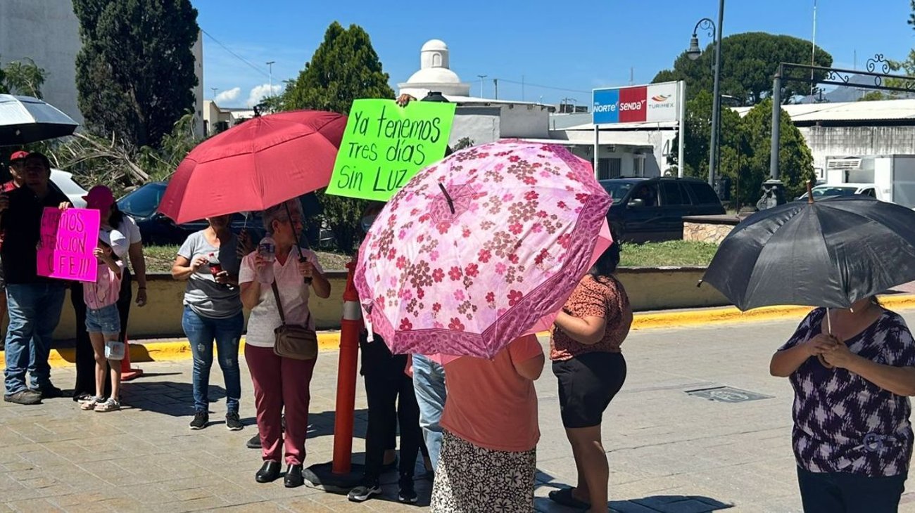 Vecinos_protestan_por_apagon_en_colonia_de_Ramos_Arizpe_7f4b26d697