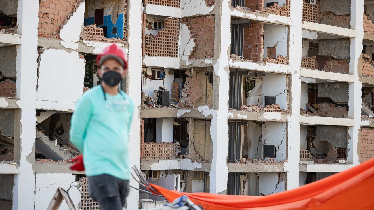Rescatistas buscan salvar a niño tras ocho días bajo escombros