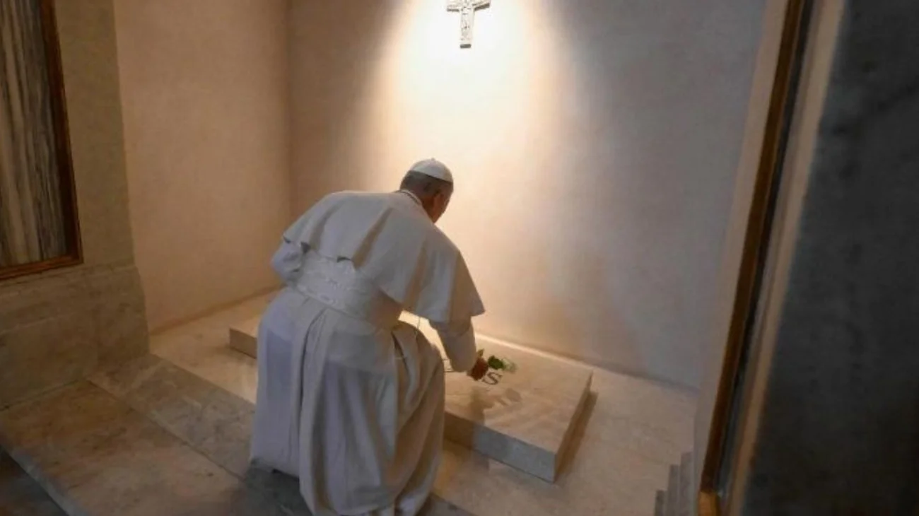 Visita León XIV la tumba de Francisco en basílica Santa María