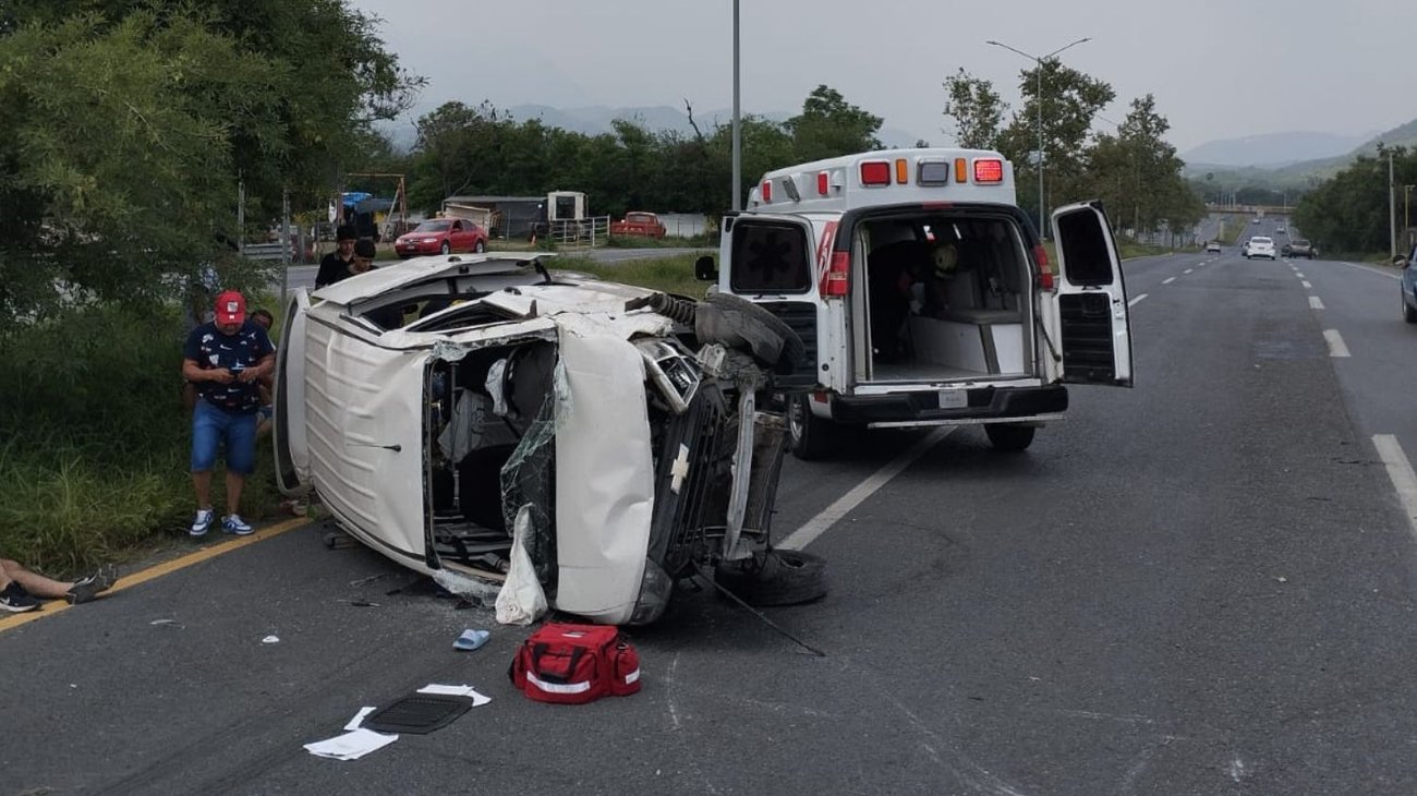 Queda familia herida tras volcadura en Allende