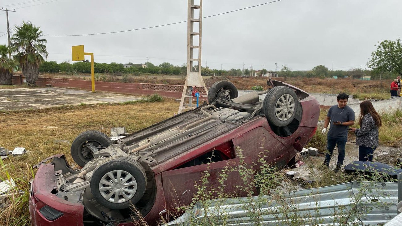 Conductor sufre amputación tras volcadura en Hualahuises