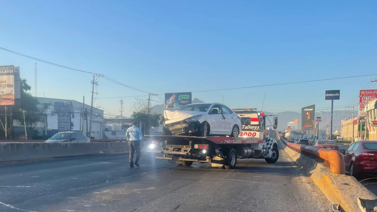 Vuelca tras chocar contra poste en Miguel Alemán y huye