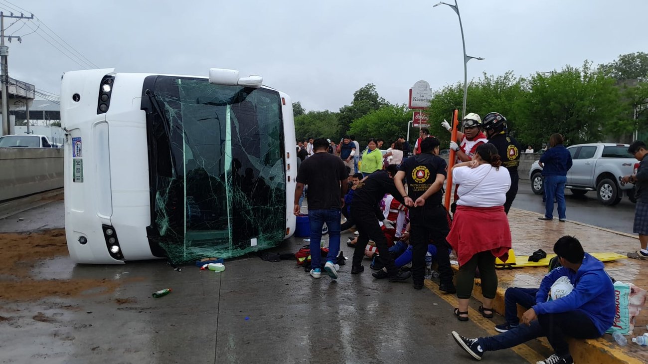 Autobús vuelca en Allende se reportan varios lesionados