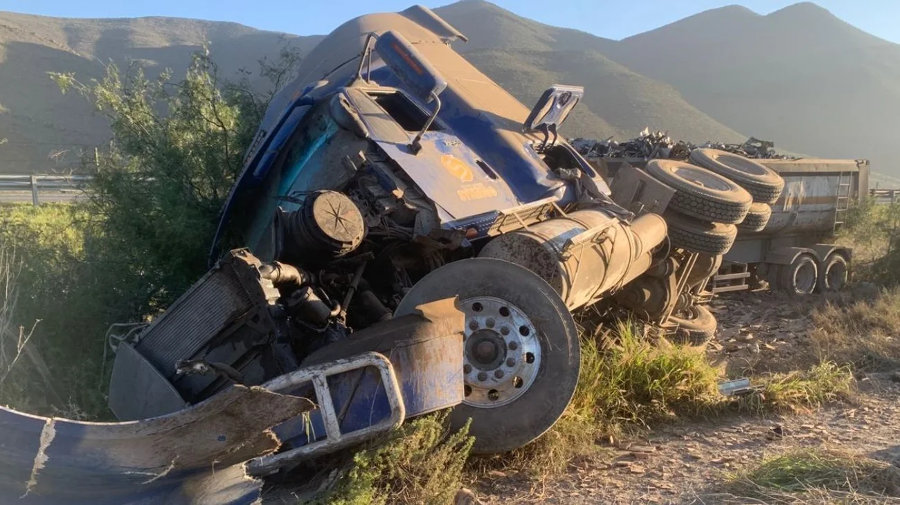 Vuelca_trailer_con_laminas_de_acero_en_la_Monterrey_Saltillo_d80343a946