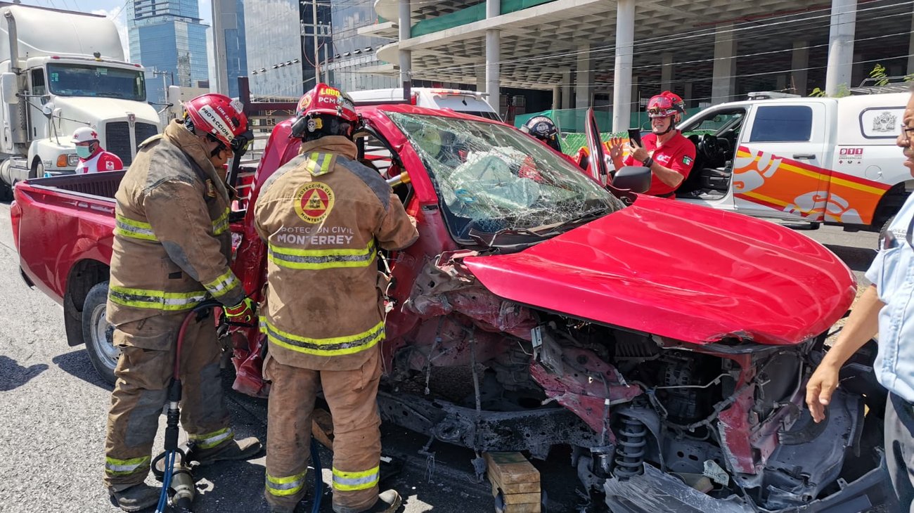 Rescatan a mujer prensada en choque en Monterrey