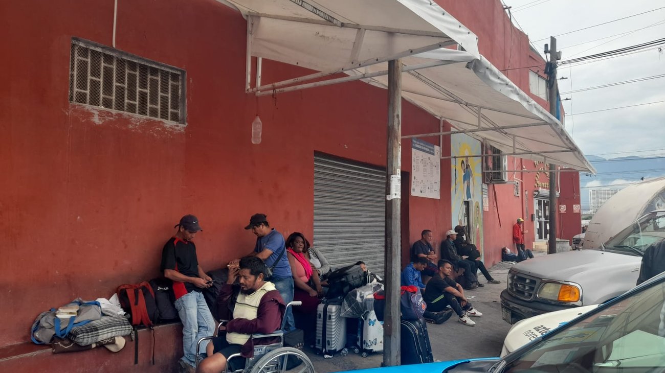 Migrantes padecen las lluvias en Nuevo León; solicitan ayuda