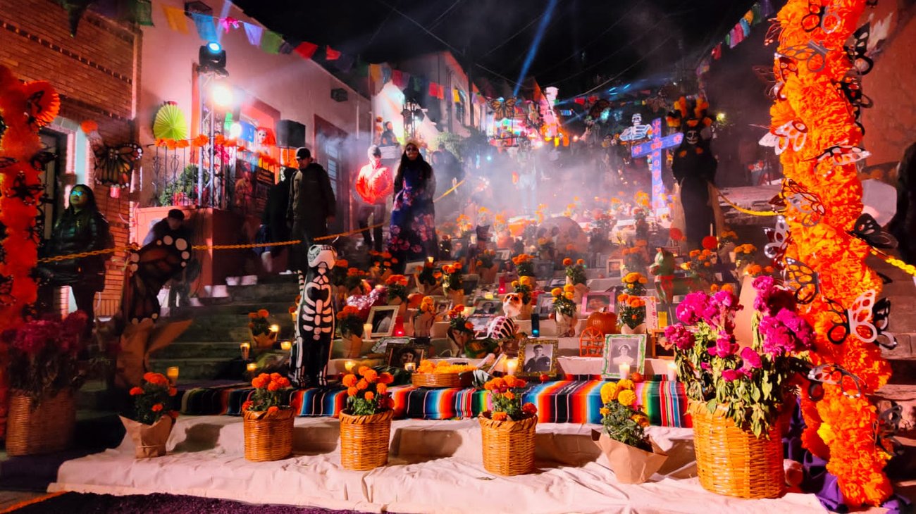 Inauguran altar monumental del barrio de Santa Anita