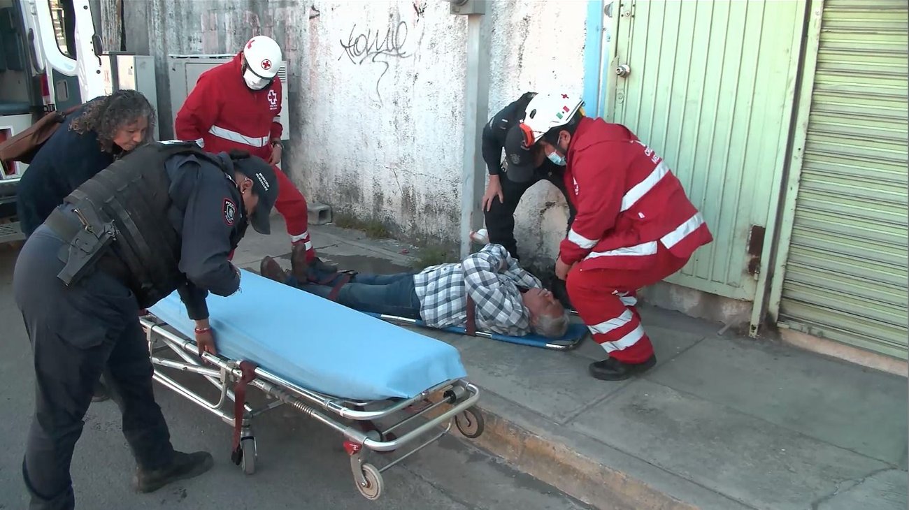 Pasajero cae de camión urbano por culpa del chofer