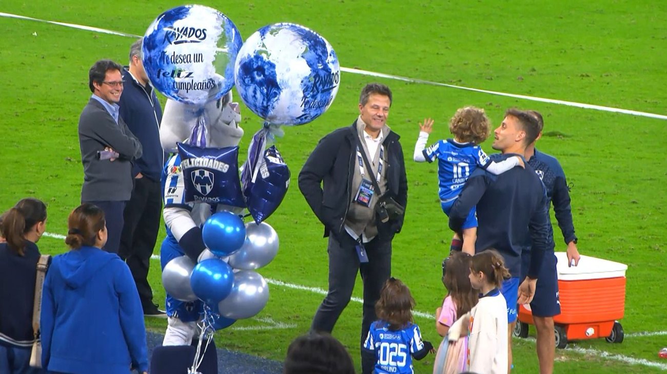 Celebra Canales en cancha de Rayados cumpleaños de su hijo