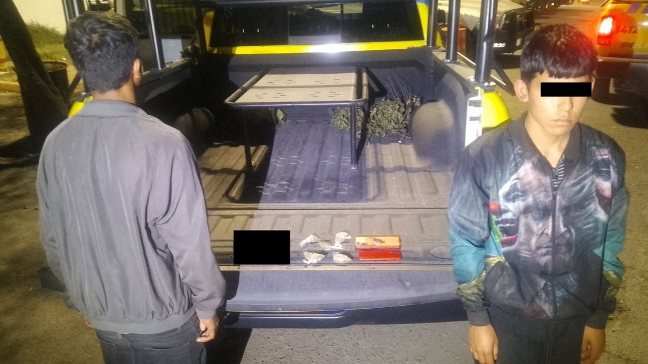 Caen dos jóvenes con arma y drogas en Monterrey