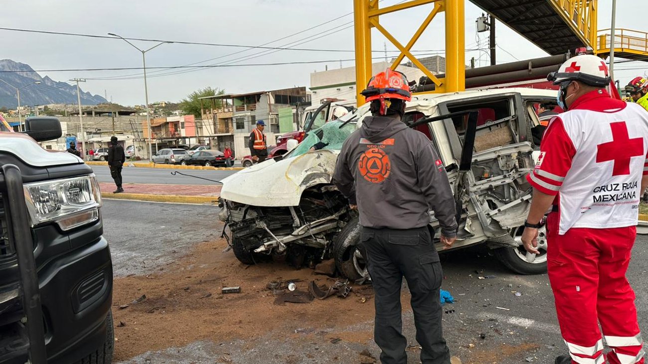 Muere conductor chocar contra un puente en Monterrey