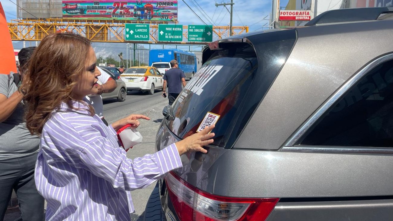 Realiza Clara Luz Flores pegoteo y reparto de QR sustentable