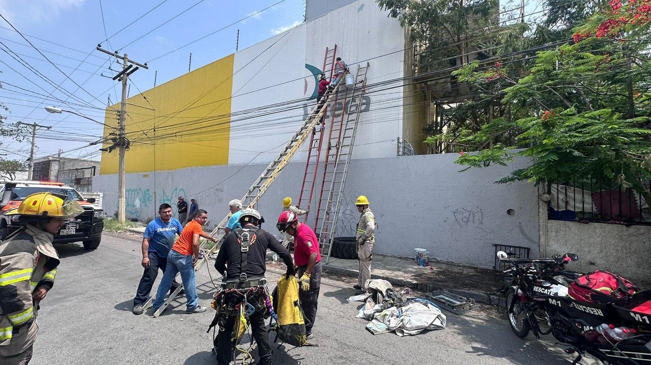 Hombre se electrocuta mientras pintaba barda en Monterrey