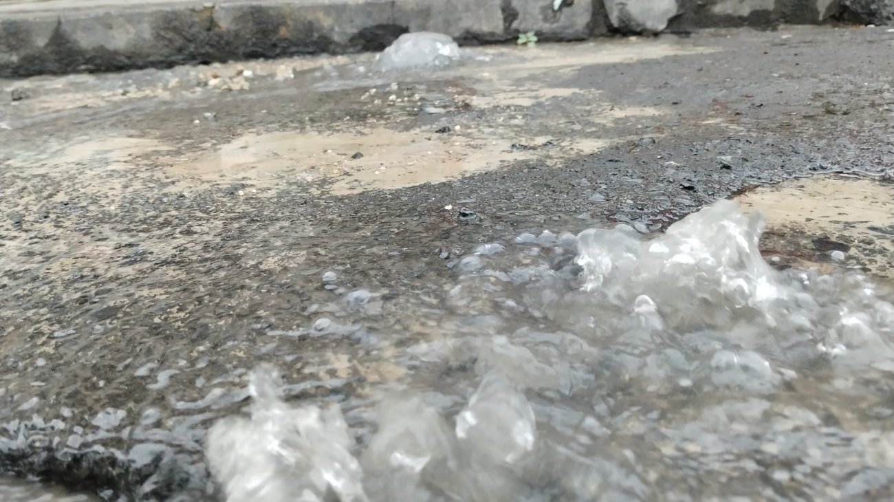 Explota tubería y brota agua potable del pavimento