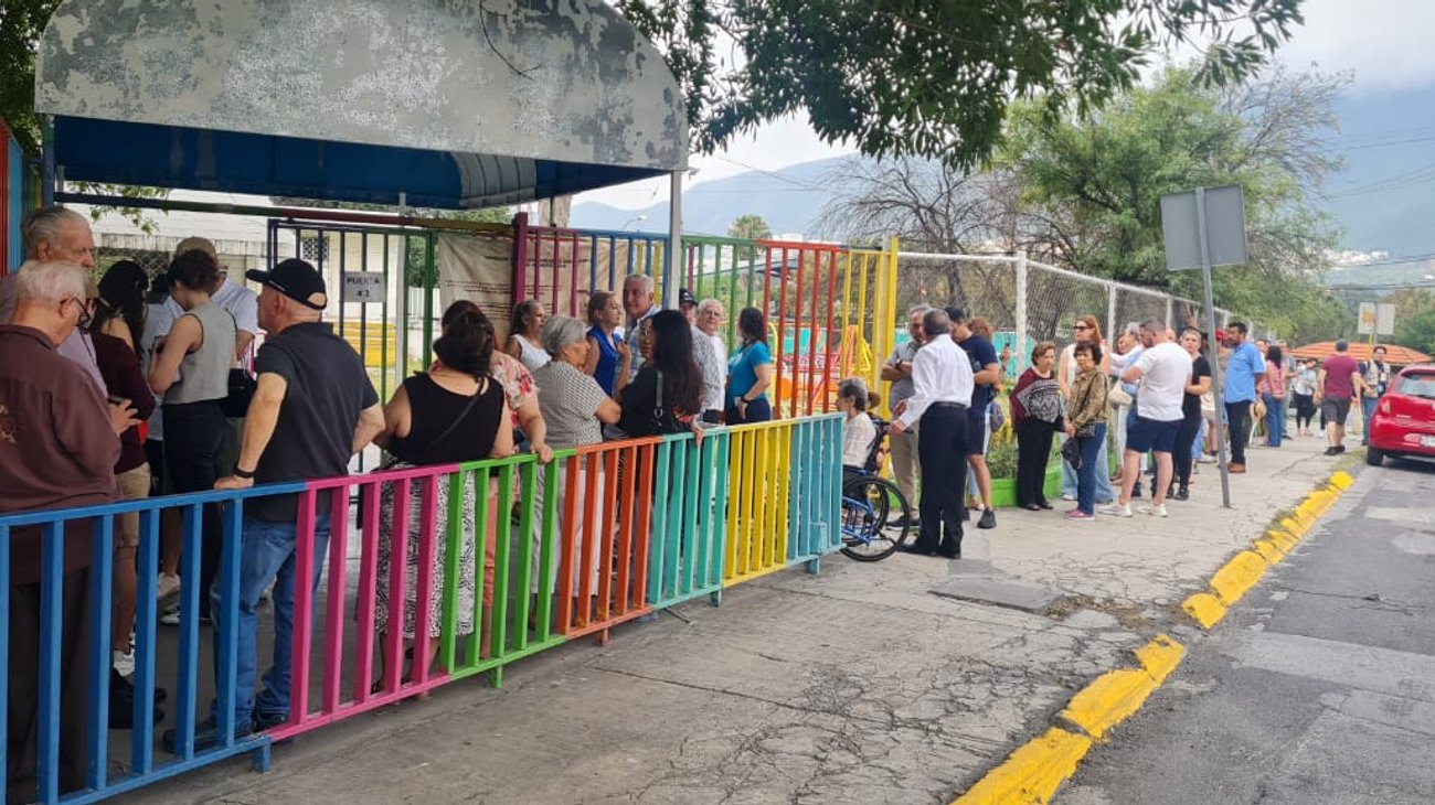 Comienzan votaciones con largas filas en Guadalupe