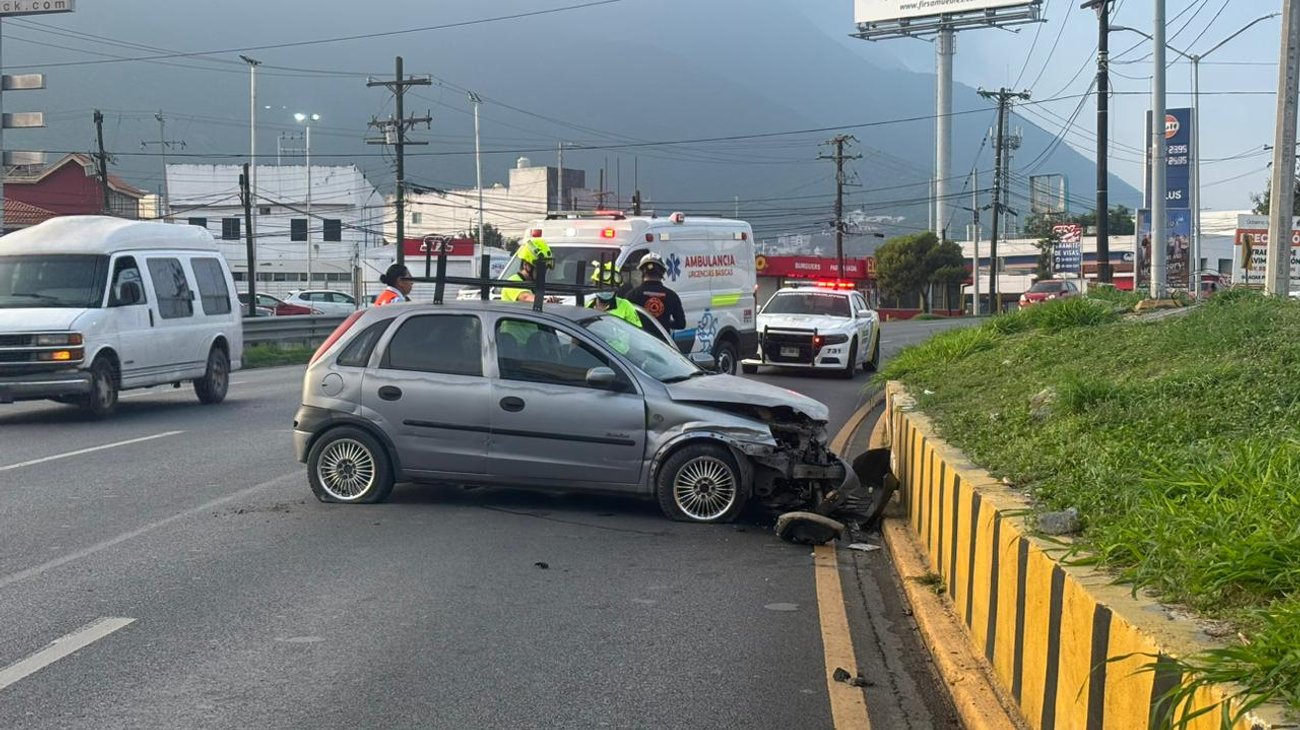 Conductor dormita y choca en la Av. Revolución