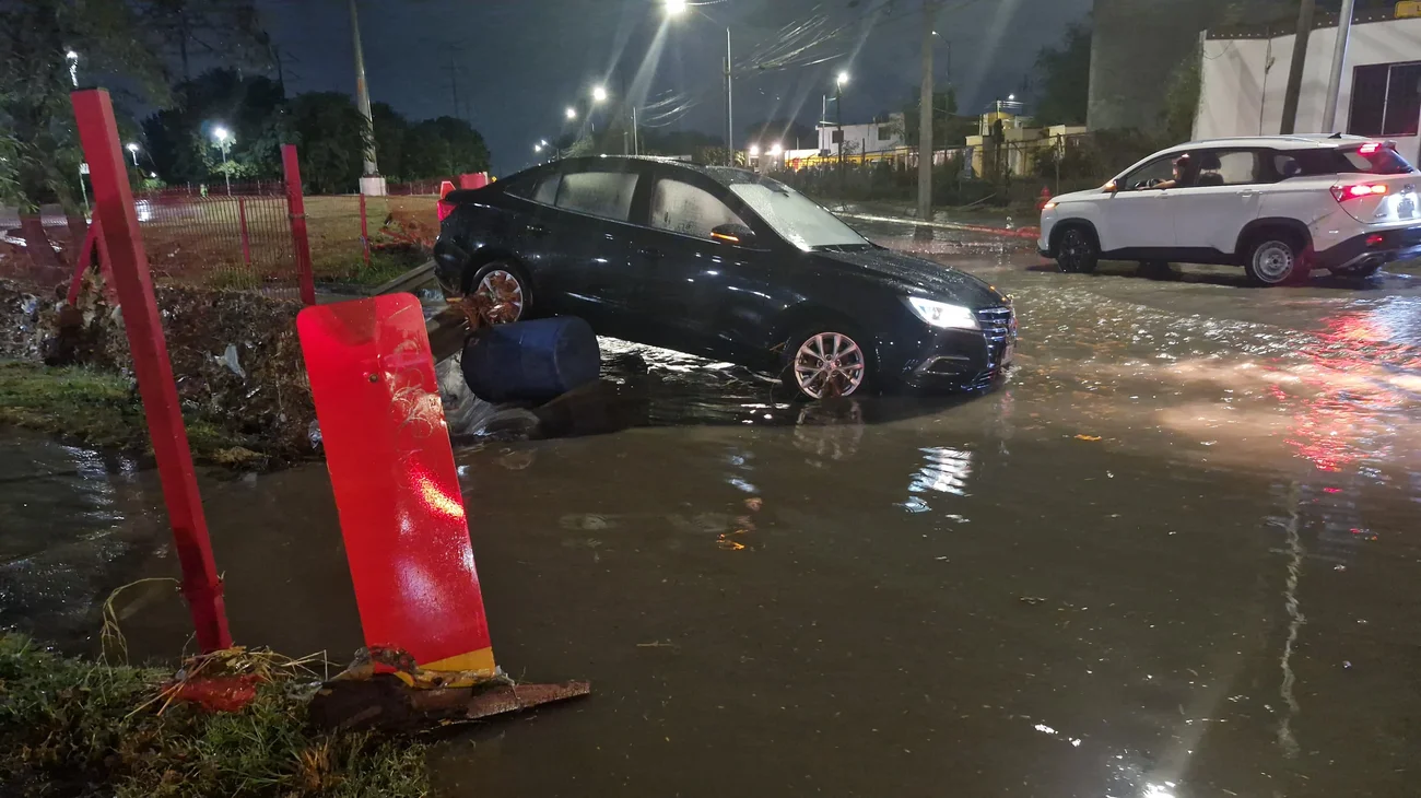 Lluvias causan autos varados en vialidades de Nuevo León