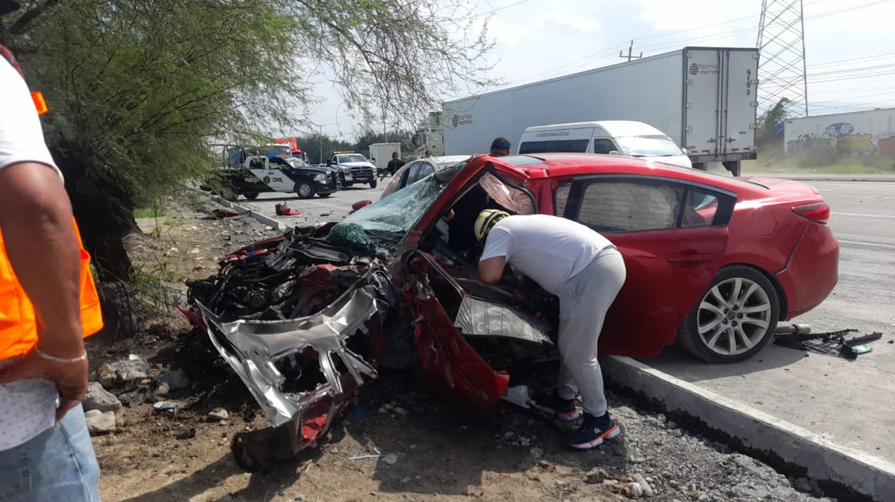 Choca vehículo a autobús y conductor queda prensado