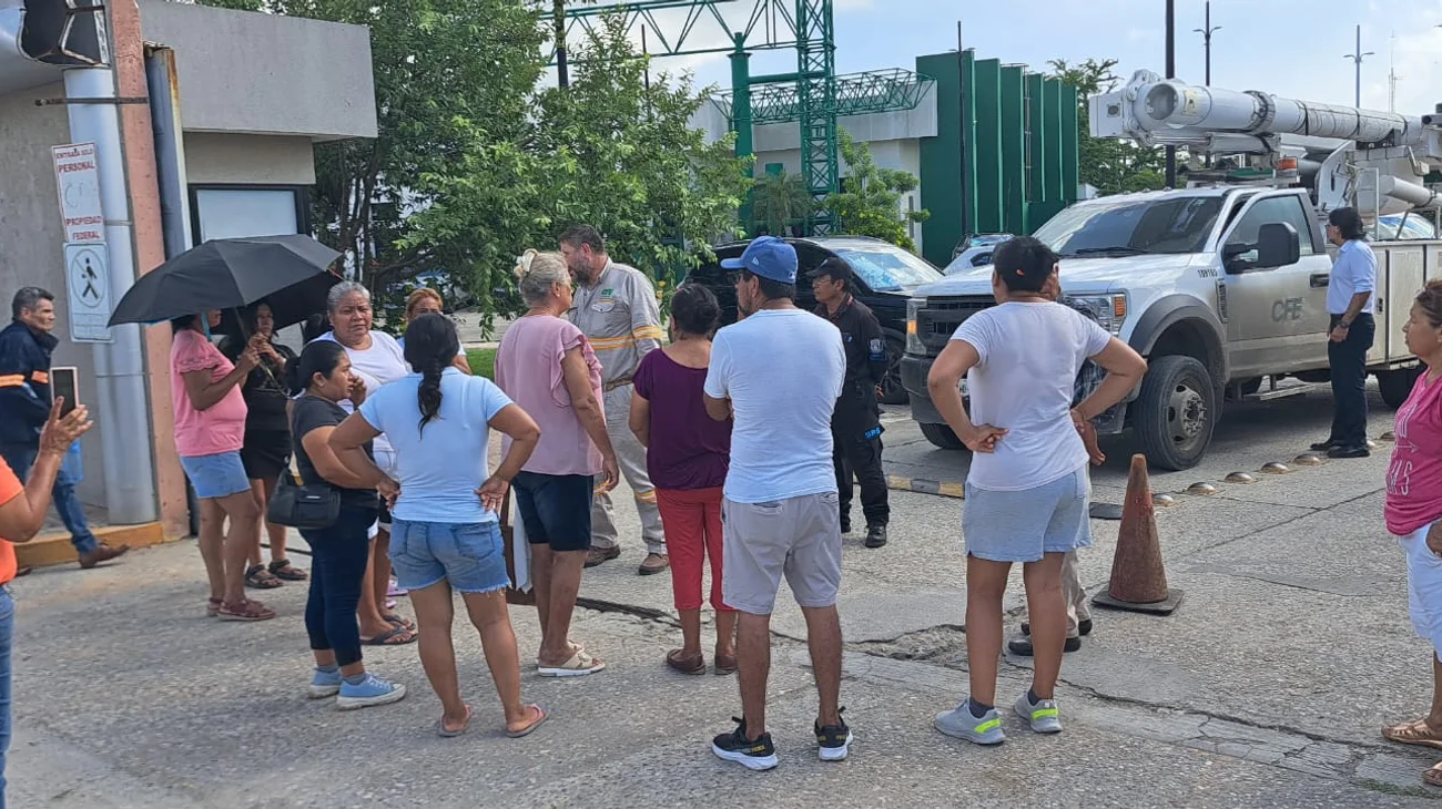 Sectores sin electricidad, generan protestas frente a la CFE