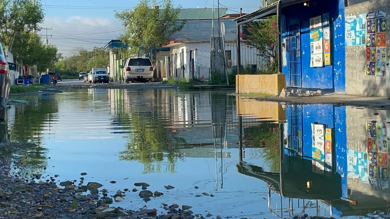 Vecinos exigen reparación de fuga de aguas negras en colonia