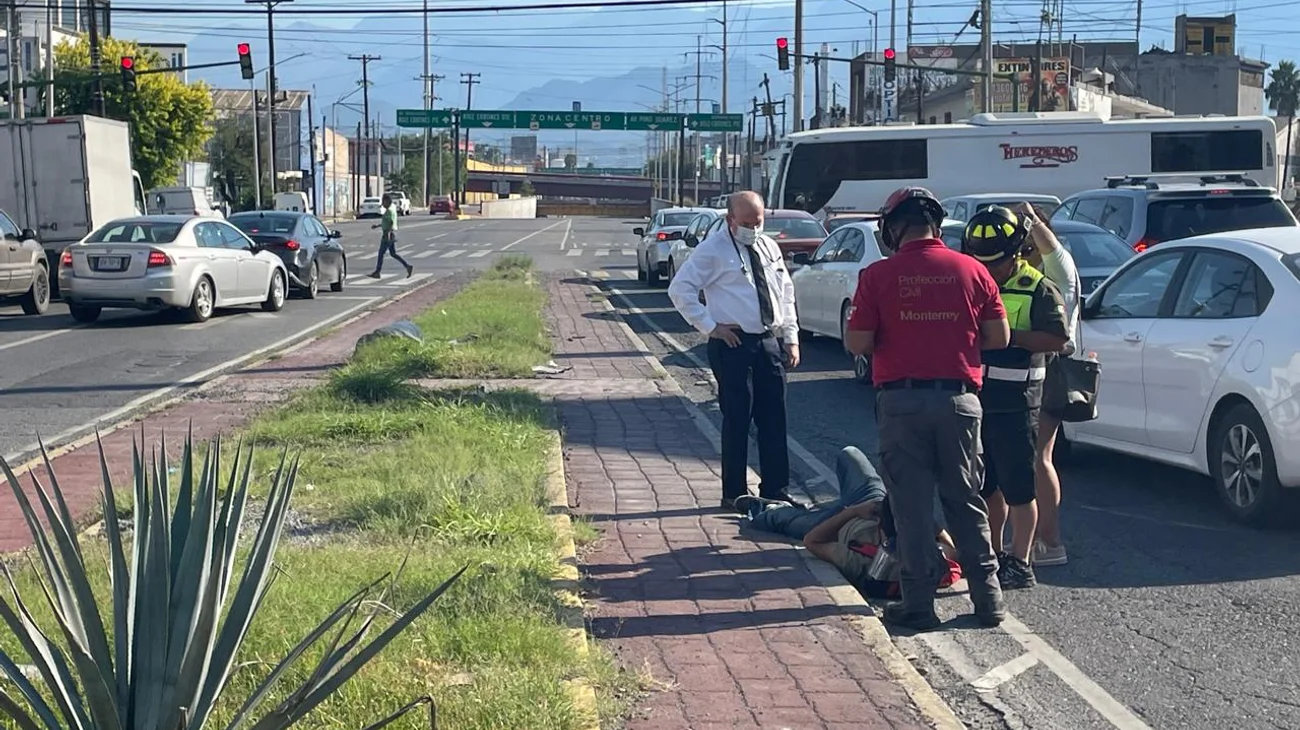 Derrapa motociclista en Manuel Barragán y resulta lesionado