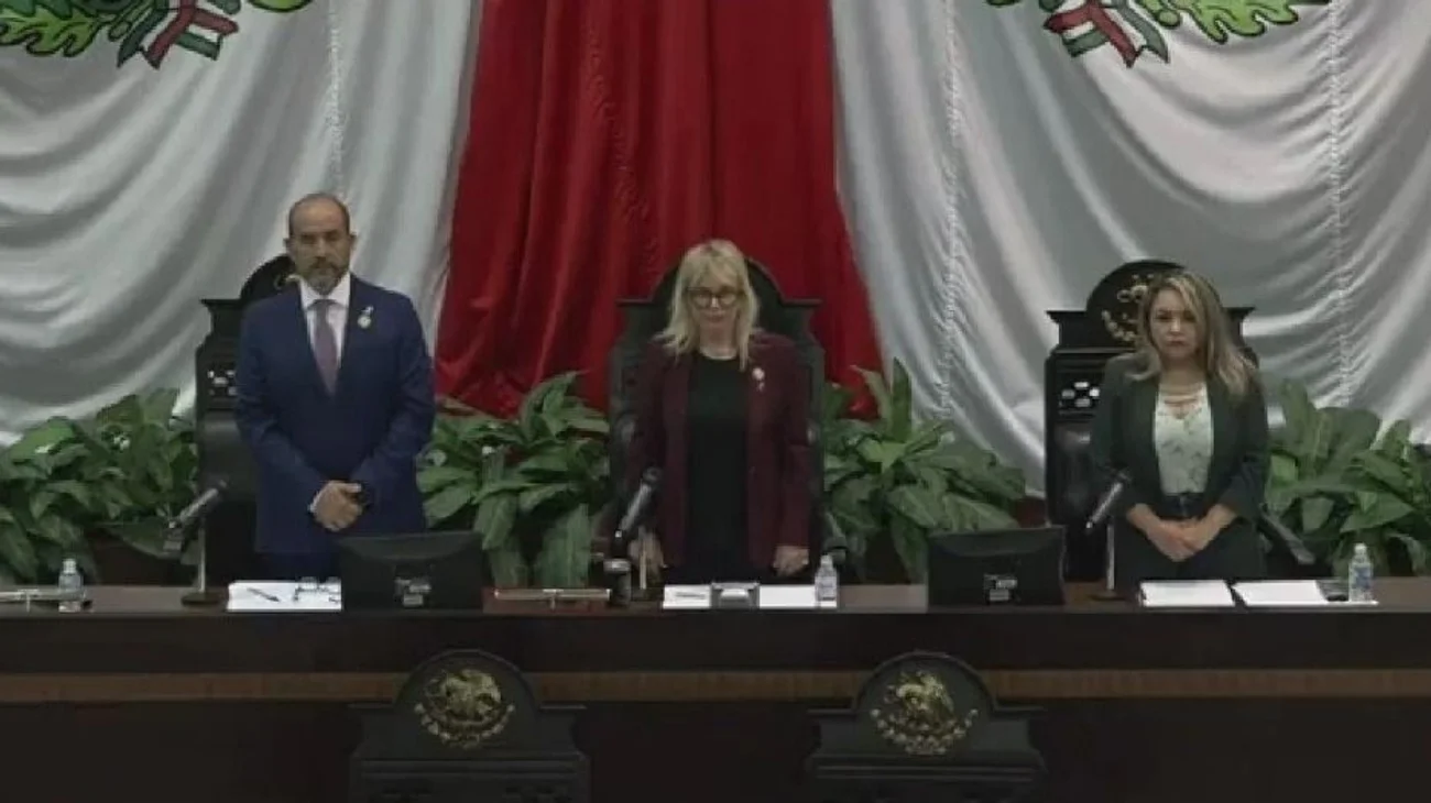 Guardan un minuto de silencio en el palacio legislativo