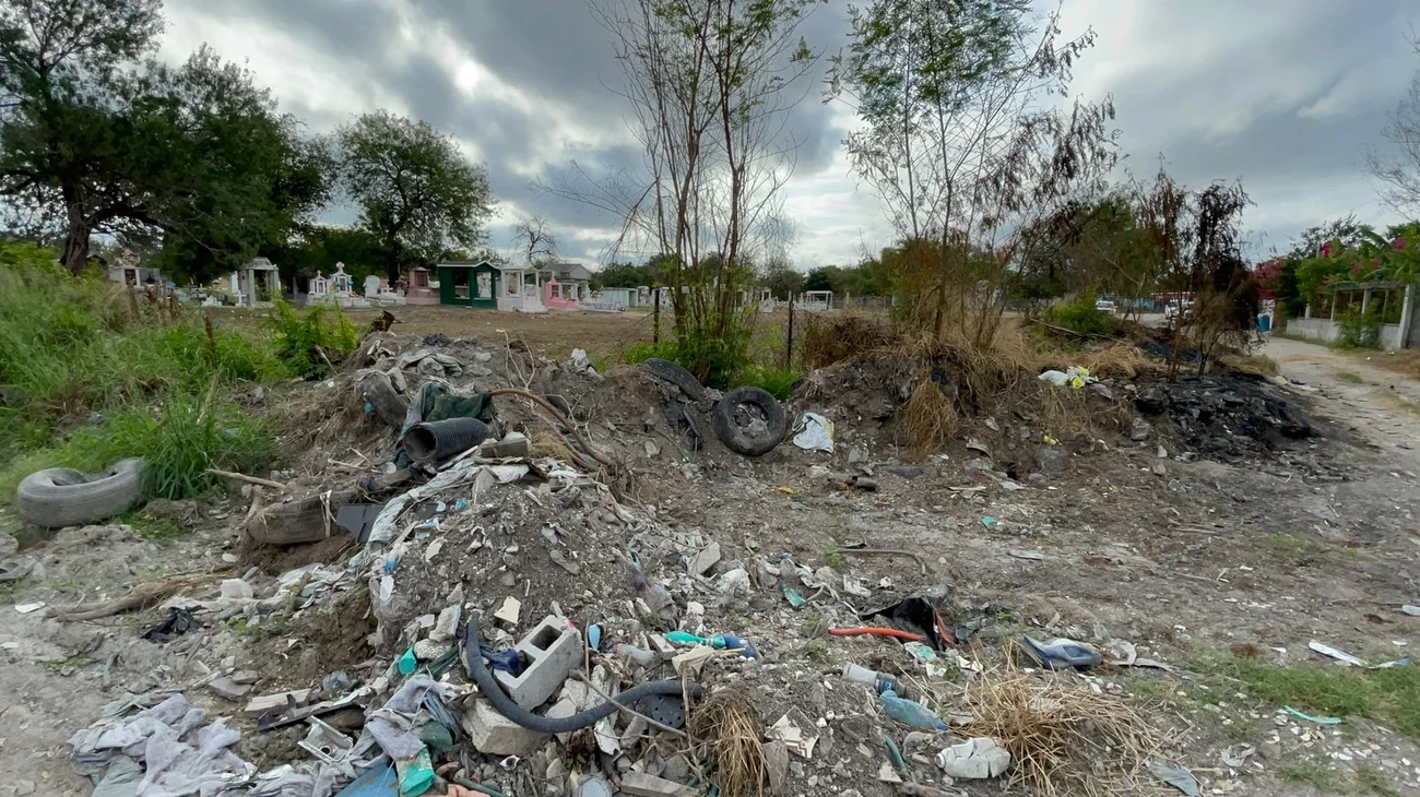 Exigen limpieza y seguridad en calle abandonada atrás de UAT