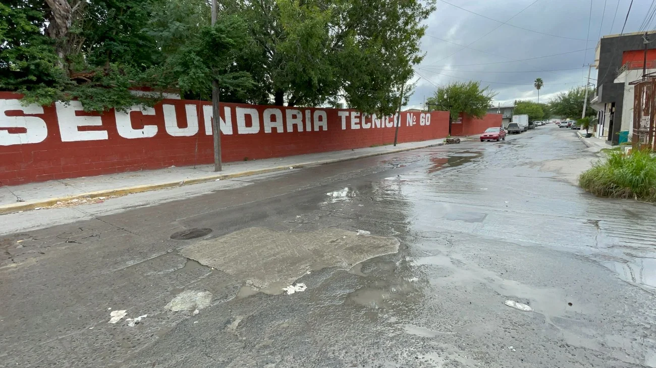 Denuncian vecinos desperdicio de agua por fuga en Reynosa