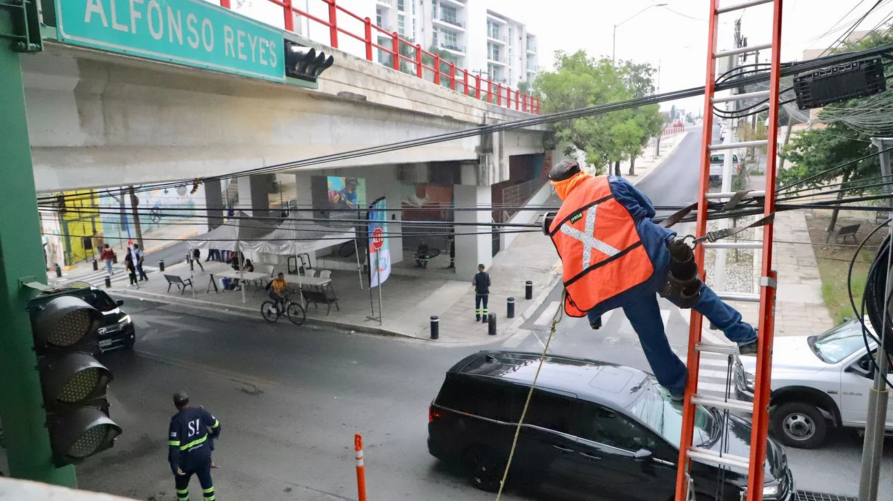Dan guerra a 'telarañas' de cables en San Pedro