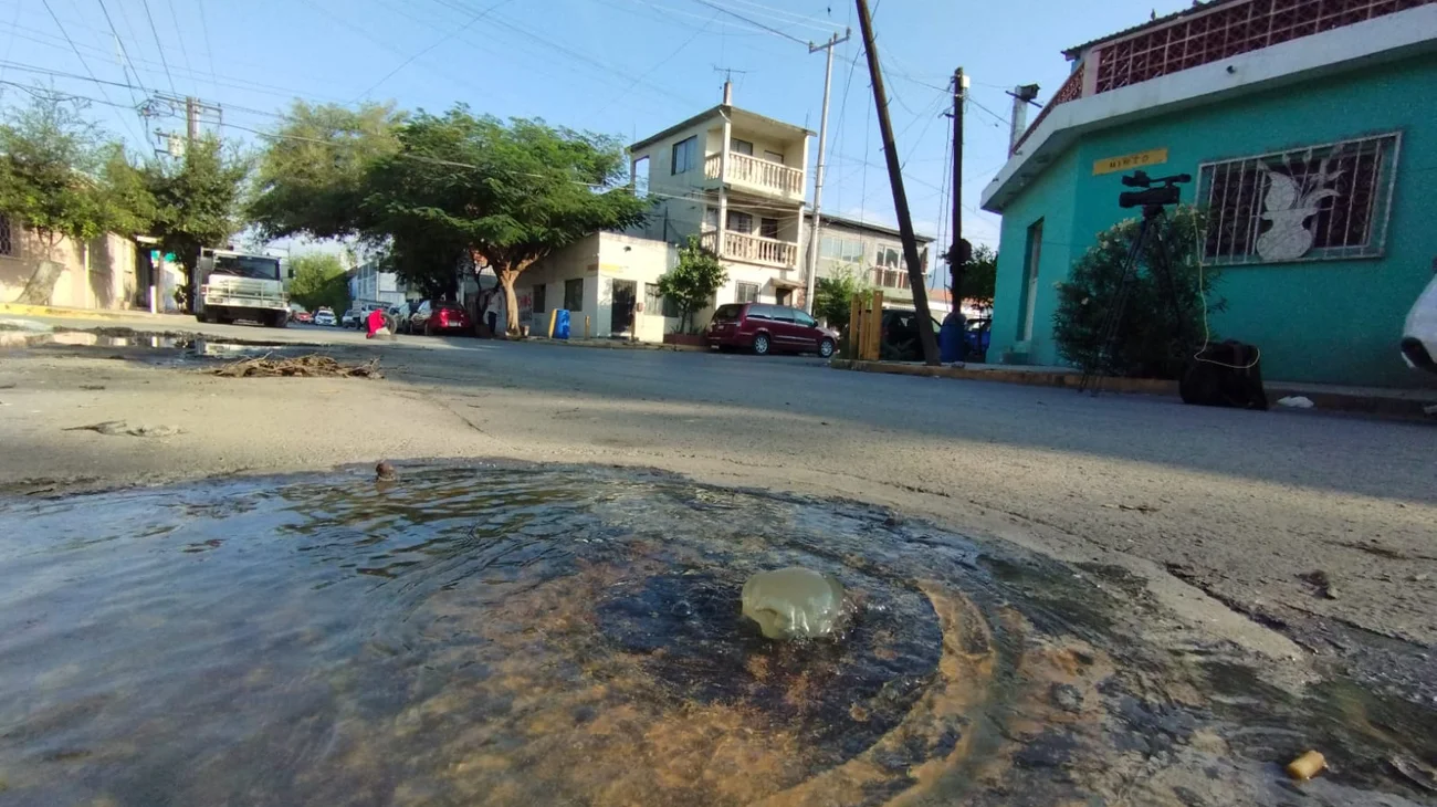 Aguas negras y poste ponen en riesgo a vecinos de Monterrey