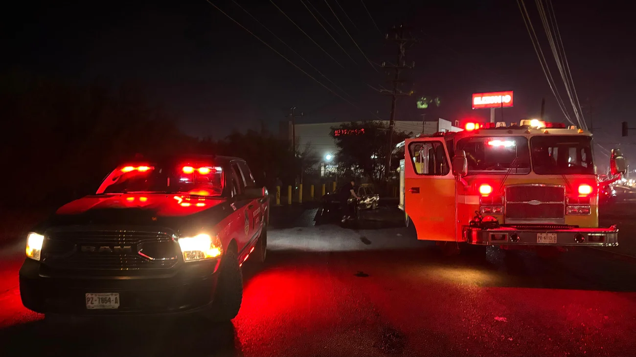 Coche se incendia en rotonda de Heberto Castillo en García