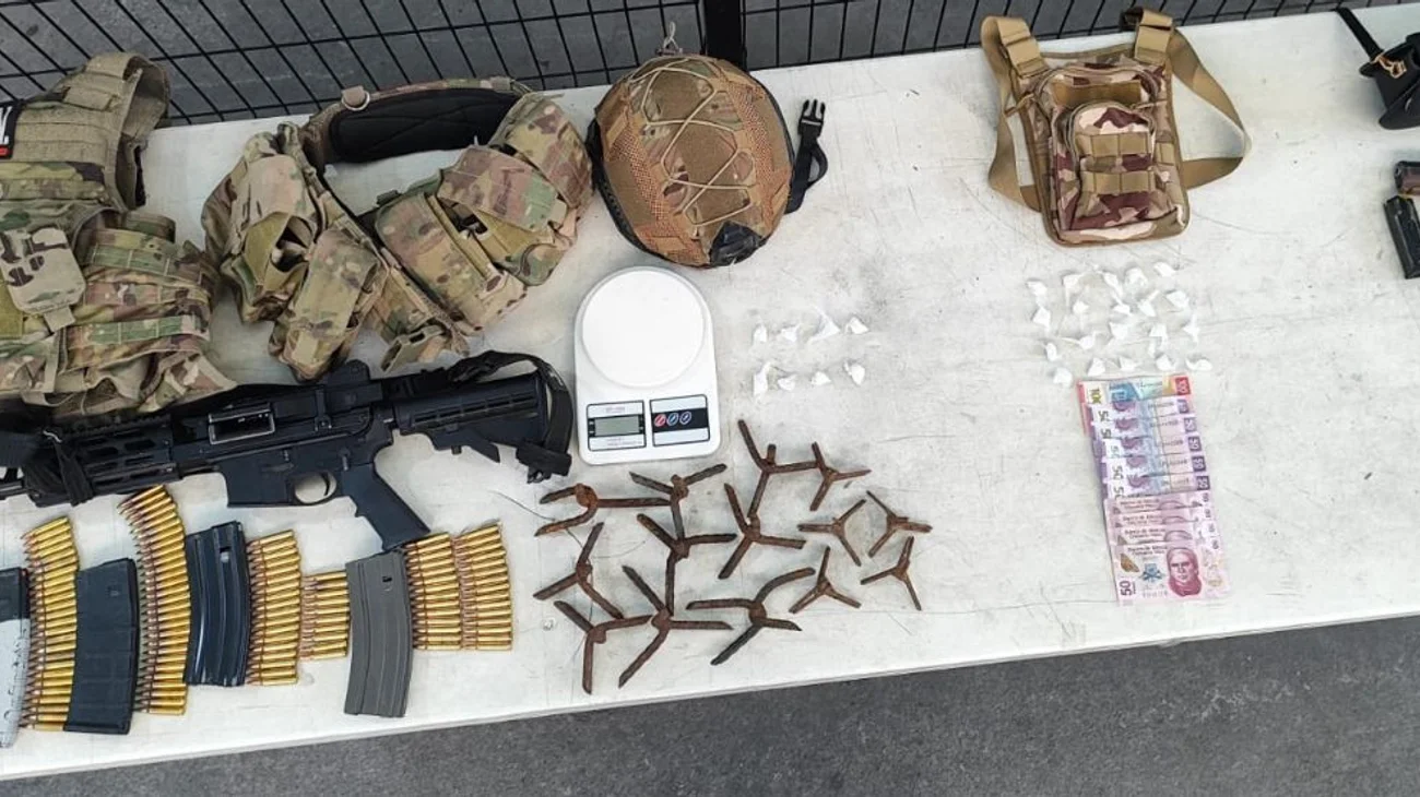 Pareja con armas, drogas y auto robado; detenida en Linares