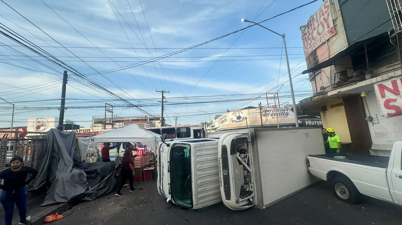 Camión provoca volcadura en Mesón Estrella; sin lesionados
