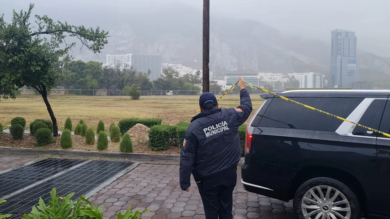 Ejecutan en San Pedro a hombre en su vehículo