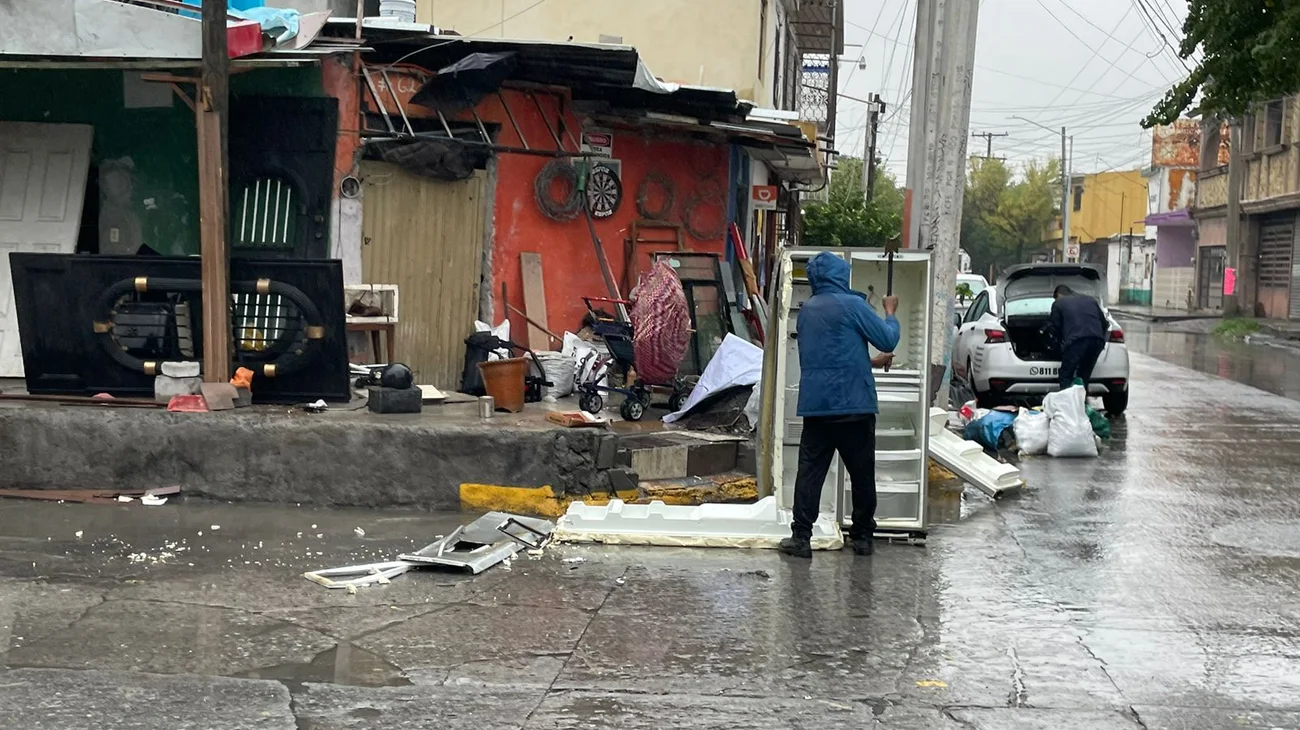 Invade vía pública con triques... y hasta un refrigerador