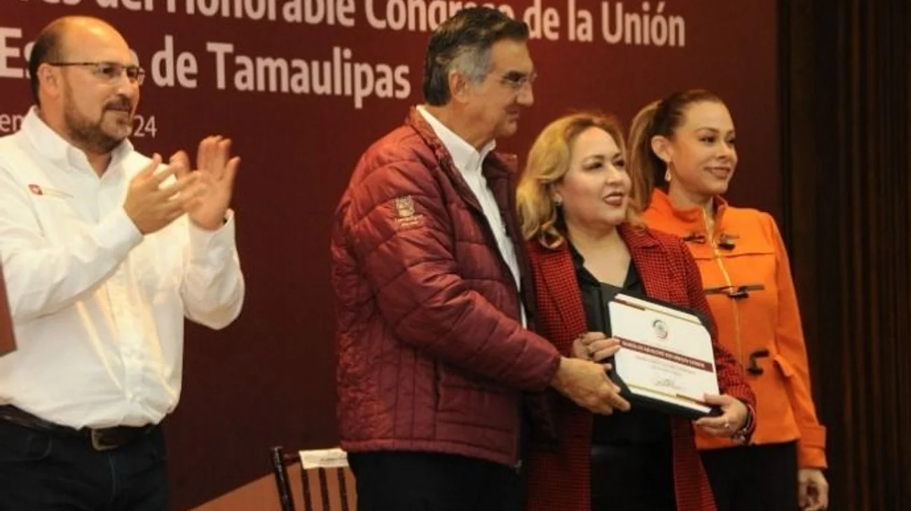 Trabajadores estatales reciben reconocimientos de gobierno