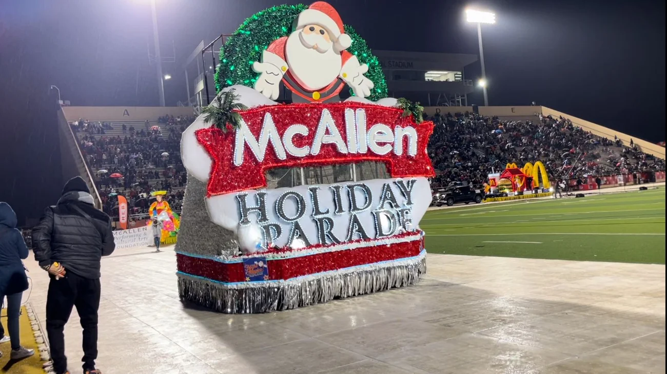 Desfile colorido en McAllen marca el inicio de la Navidad