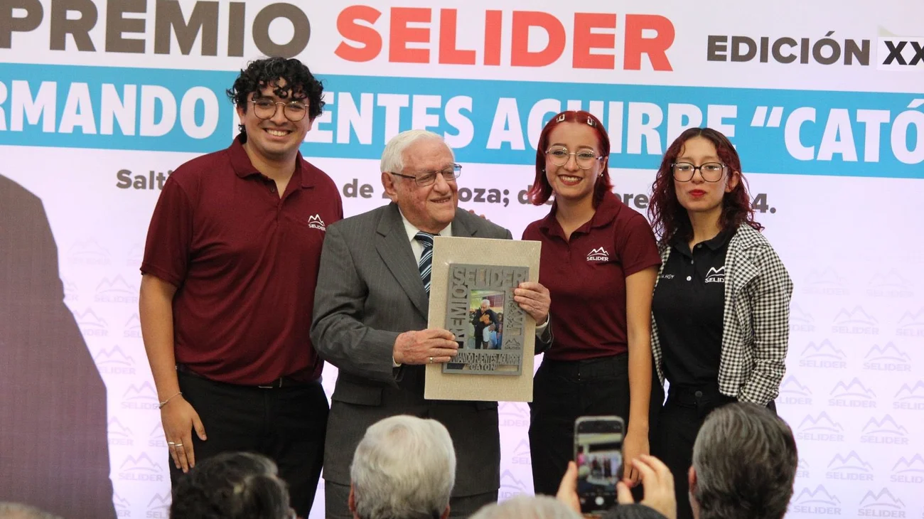 Catón recibe Premio SeLíder 2024 por su legado periodístico