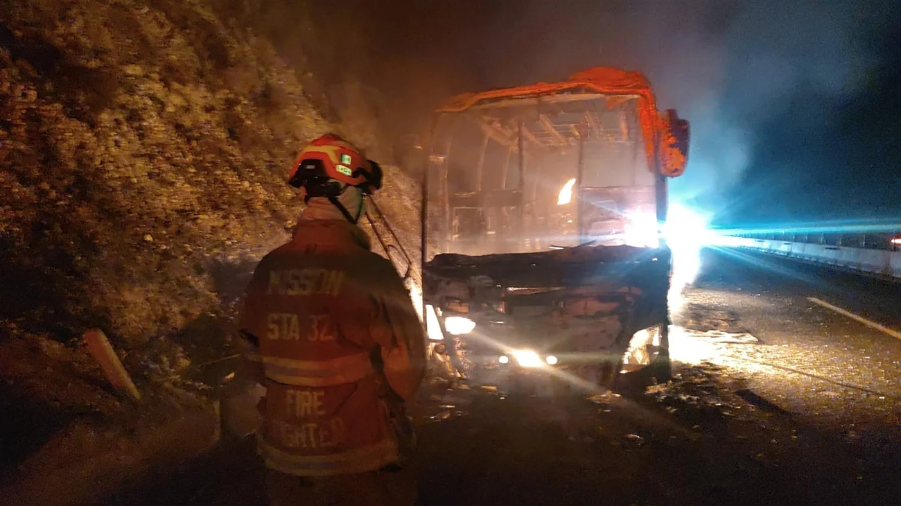 Se incendia autobús en autopista a Saltillo; hay heridos