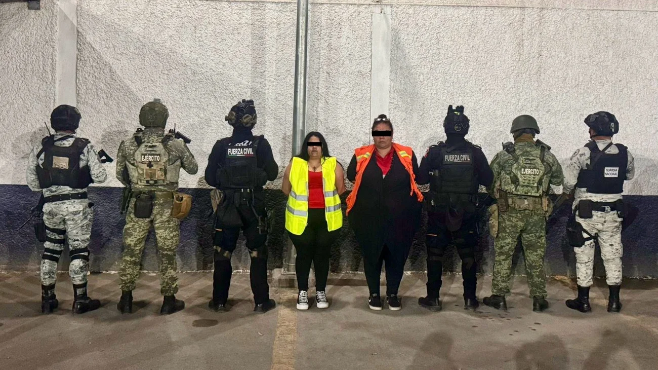Detienen a dos mujeres con posibles drogas en operativo