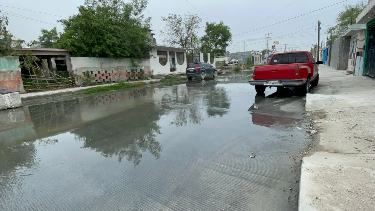 Vecinos de Lázaro Cárdenas en Reynosa viven entre aguas negras