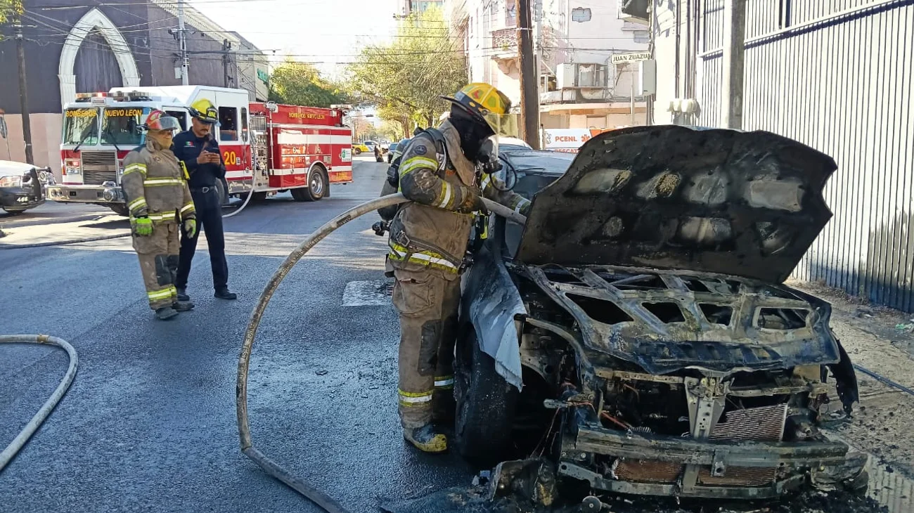 Por cortocircuito se incendia auto en el centro de Monterrey