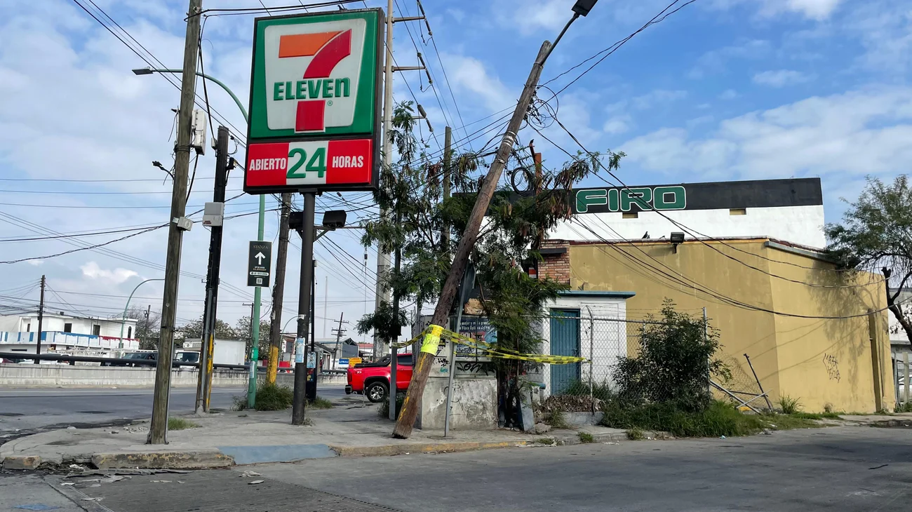 Denuncian postes a punto de caer en Guadalupe