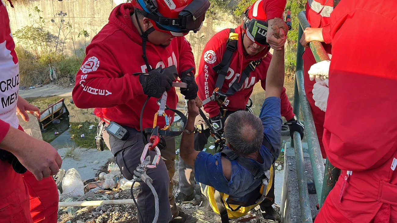 Rescatan a hombre tras caer a arroyo en San Bernabé