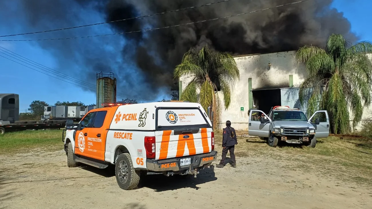 Incendio consume tanques de aceite de comercio en Allende