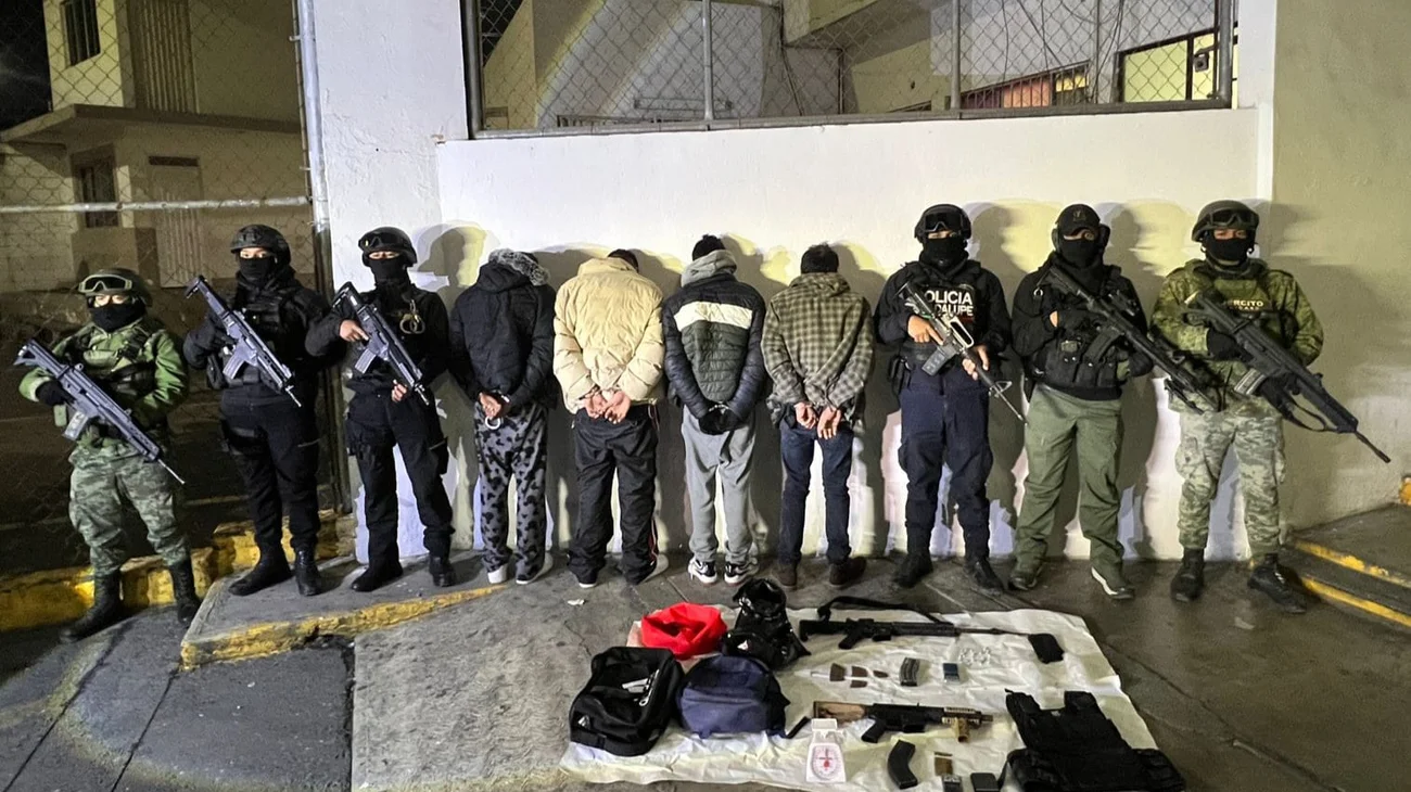 Detienen a tres hombres y un menor con armas largas y droga