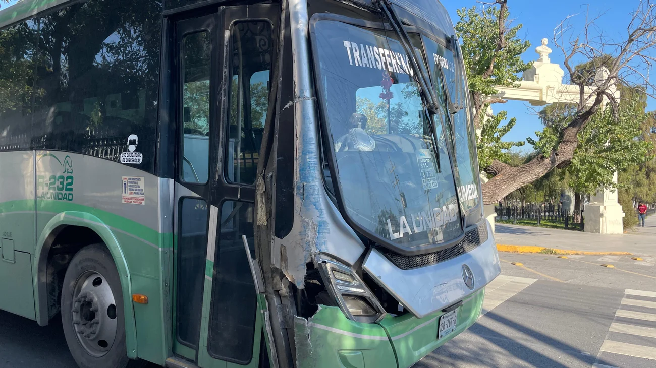 Choque entre camiones frente a la Alameda Mariano Escobedo