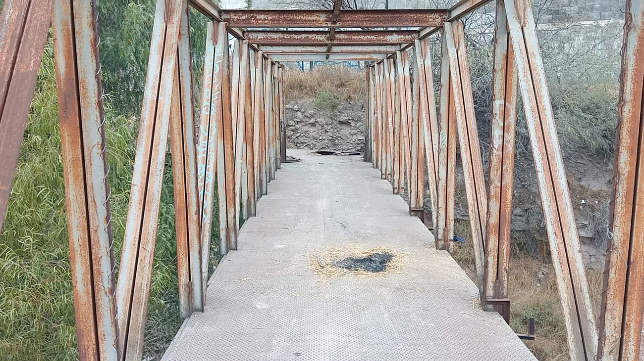 Puente peatonal en Saltillo se convierte en punto de riesgo