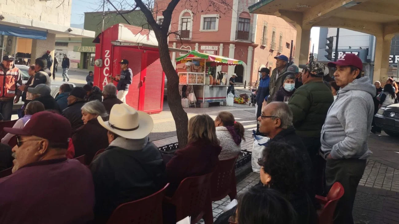 Adultos mayores enfrentan largas filas y frío para cobrar pensión